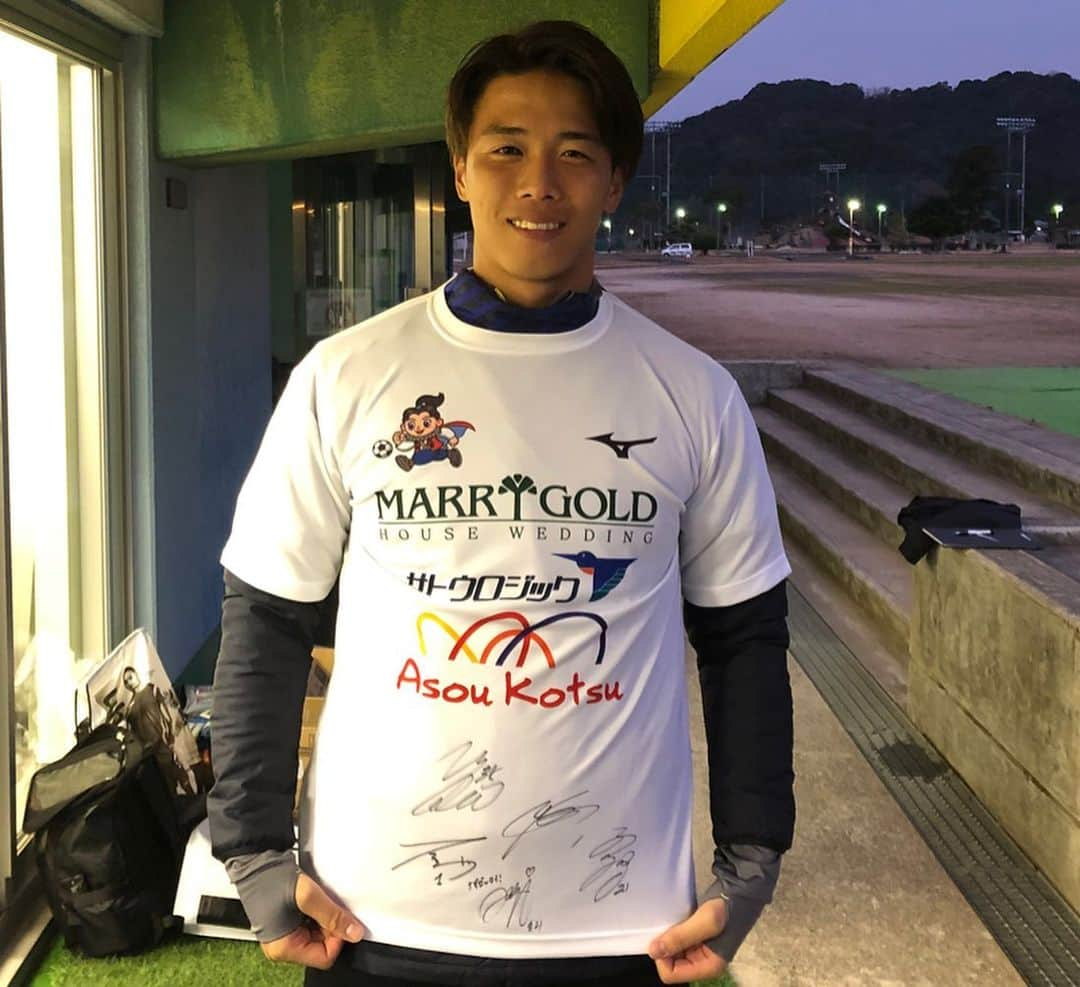 山ノ井拓己さんのインスタグラム写真 - (山ノ井拓己Instagram)「GLA （Goleiro's Life Academy） このような機会をくださった六反さんありがとうございました！@rokutan_13 プレーヤーとしても指導者としても成長出来ました⚽️ この経験を糧にして今シーズン頑張って行きます！ いよいよチームも始動します。 今シーズンも熱い応援宜しくお願いします！  それにしても2枚目やり切った感強いし。笑 6枚目汗かきすぎ。💦😂 一体感最高でした！ 写真楽しそう😊📸👌 #六反勇治 さん#gla  #福元美穂 さん #村尾龍矢 さん #畑実 さん #内山圭 さん #池尻凪沙 さん #山ノ井拓己  #アビスパ福岡  #ナギガゼッタイ #合言葉  #😂 #一体感  #👌」1月6日 23時13分 - takumi_yamanoi