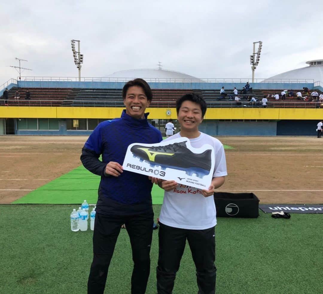 山ノ井拓己さんのインスタグラム写真 - (山ノ井拓己Instagram)「GLA （Goleiro's Life Academy） このような機会をくださった六反さんありがとうございました！@rokutan_13 プレーヤーとしても指導者としても成長出来ました⚽️ この経験を糧にして今シーズン頑張って行きます！ いよいよチームも始動します。 今シーズンも熱い応援宜しくお願いします！  それにしても2枚目やり切った感強いし。笑 6枚目汗かきすぎ。💦😂 一体感最高でした！ 写真楽しそう😊📸👌 #六反勇治 さん#gla  #福元美穂 さん #村尾龍矢 さん #畑実 さん #内山圭 さん #池尻凪沙 さん #山ノ井拓己  #アビスパ福岡  #ナギガゼッタイ #合言葉  #😂 #一体感  #👌」1月6日 23時13分 - takumi_yamanoi