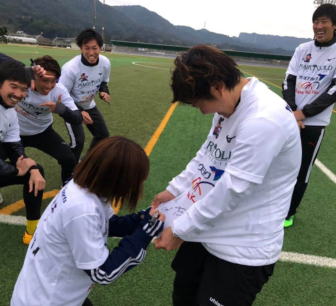 山ノ井拓己さんのインスタグラム写真 - (山ノ井拓己Instagram)「GLA （Goleiro's Life Academy） このような機会をくださった六反さんありがとうございました！@rokutan_13 プレーヤーとしても指導者としても成長出来ました⚽️ この経験を糧にして今シーズン頑張って行きます！ いよいよチームも始動します。 今シーズンも熱い応援宜しくお願いします！  それにしても2枚目やり切った感強いし。笑 6枚目汗かきすぎ。💦😂 一体感最高でした！ 写真楽しそう😊📸👌 #六反勇治 さん#gla  #福元美穂 さん #村尾龍矢 さん #畑実 さん #内山圭 さん #池尻凪沙 さん #山ノ井拓己  #アビスパ福岡  #ナギガゼッタイ #合言葉  #😂 #一体感  #👌」1月6日 23時13分 - takumi_yamanoi