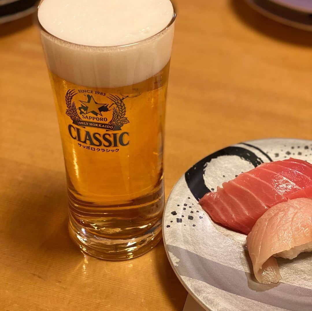 のインスタグラム：「． 回転寿司割烹 伊達和さび ． 地元にある美味しい美味しい回転寿司🍣 ． しかし小上がりのテーブル席に座ると、レールはないので全て店員さんが運んで来てくれます🤣 ． 広いキッズスペースもあり、待ち時間や食べ終わって暇を持て余す子供たちに困ることも無し😆 ． 子供用の椅子も月齢に合わせて色々あったり、わさび抜きの旗でおもちゃがもらえたり、子連れに優しいのにお寿司は本格的だからすごい✨ ． 今回は、地元の雀荘「蘭丸」のオーナーさんと店長さんと我が家で行ってきました！ ． オーナーさんがすぐに食べ終えて、娘とずっとキッズスペースで遊んでくれたおかげで、ゆっくりサッポロクラシックを飲みながら美味しいお寿司を堪能しました😍 ． 写真を撮り忘れたことに気がついて、左下が合い盛りになっています🤣🤣🤣 ． 子連れにとっては100円寿司と言われるお店も本当にありがたい！ ． そして同じくらい、子連れで入れる本格的なお寿司もありがたいのです😊 ． ごちそうさまでした(^人^) ． ． #回転寿司  #寿司割烹  #伊達和さび  #伊達和さび室蘭店  #寒ブリ  #活ほっき  #タラバガニ🦀」