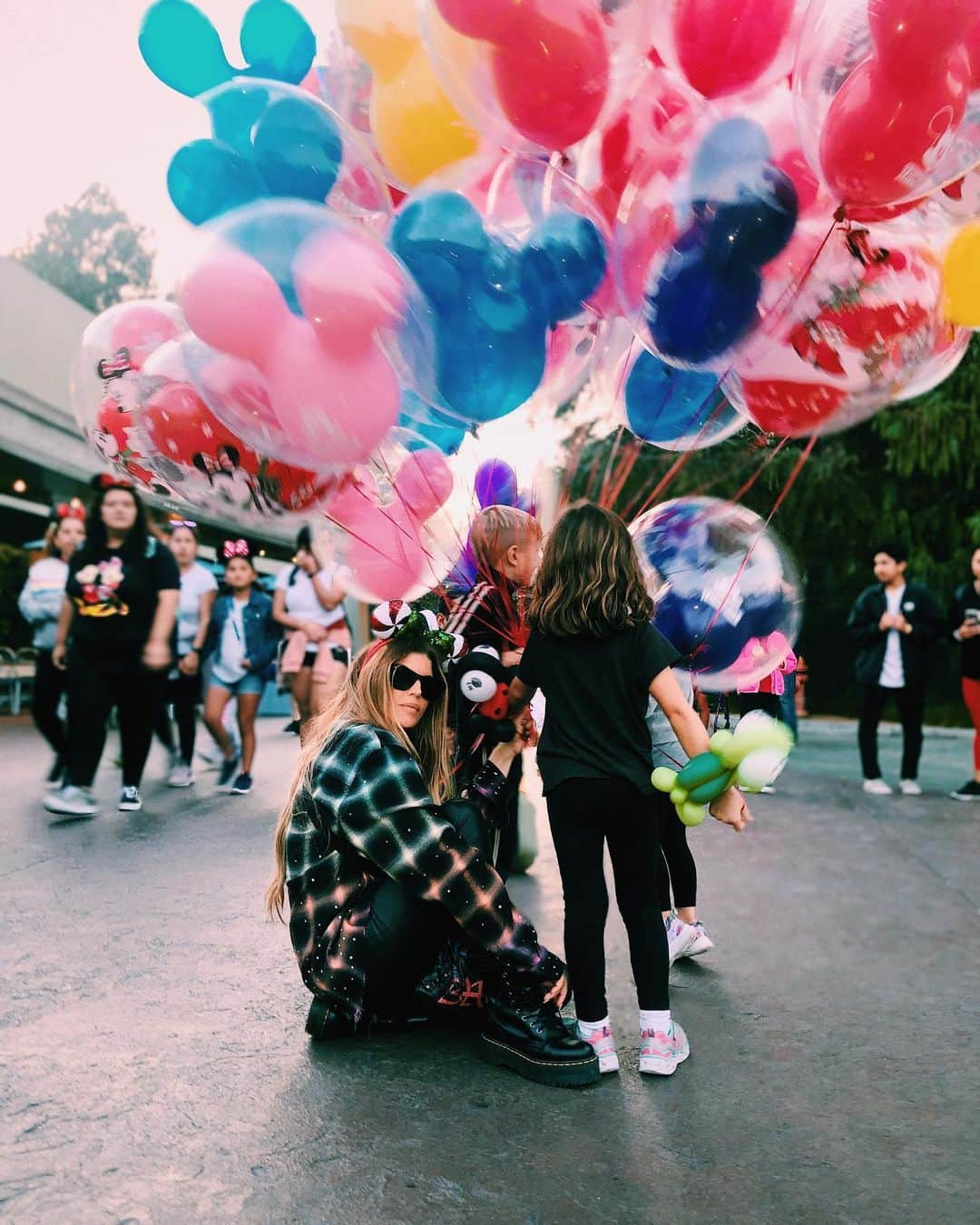 ファーギーのインスタグラム：「Disneyland Day ✨✨ #axljack」