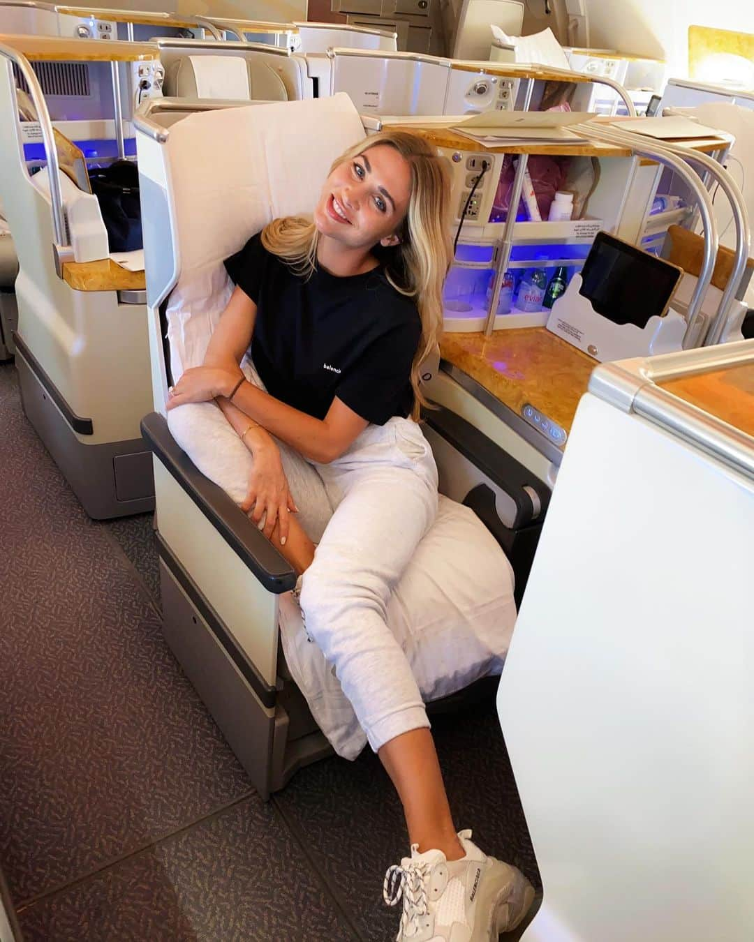 アン・キャサリン・ボメルさんのインスタグラム写真 - (アン・キャサリン・ボメルInstagram)「Coming home after our vacation with a relaxed flight @emirates ✈️ in my stories you can see more of the flight #EmiratesAirline #FlyEmiratesFlyBetter #EmiratesMomente  Advertisement/ Werbung」1月3日 3時43分 - annkathrin