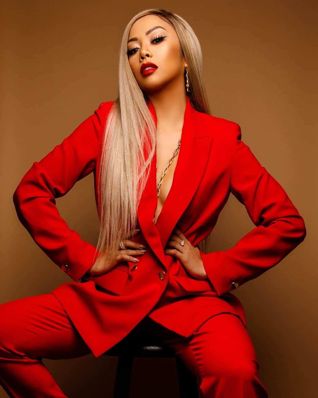 リアン Vのインスタグラム：「CEO of my life ❤️ 📸: @thatsnathanjames 💄: @ninasmakeup  Styled by: @myemichi」