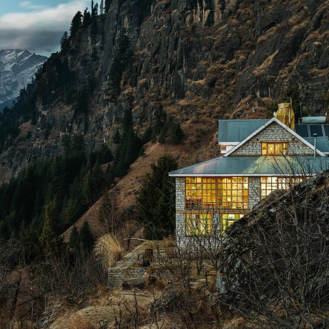 Airbnbさんのインスタグラム写真 - (AirbnbInstagram)「Surrounded by 17,000 foot peaks, Superhost Ashima's Manali home offers an escape from the hustle and bustle of city life. Spend your day admiring the landscape, which changes depending on the way the sun hits or when a cloud goes by. If you're looking to meet the locals, the village is only a 20 minute walk downhill, with communal hot springs and temples dating back thousands of years.  Explore remote homes around the world in Airbnb Magazine through the link in our bio. 📷: @markhartman」1月3日 3時45分 - airbnb