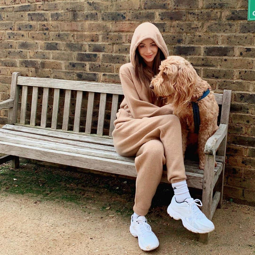 エレノア・カルダーさんのインスタグラム写真 - (エレノア・カルダーInstagram)「New year, new tracksuit 🙃」1月3日 2時20分 - eleanorcalder