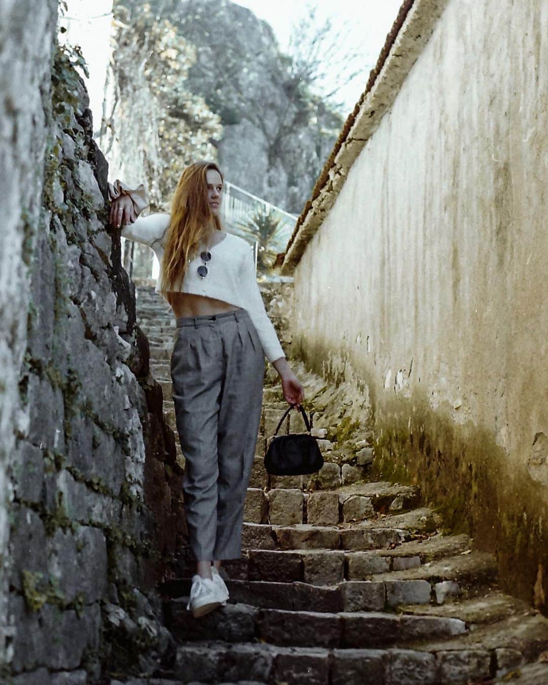 ケルシー・ロビンソンのインスタグラム：「New year, new country, same insta husband @robertsoncook taking my photo.」