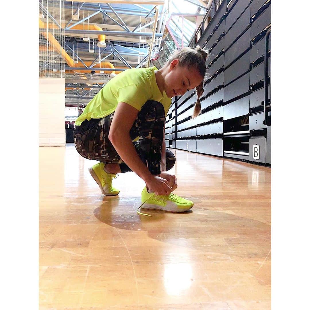 Sophia JUNKのインスタグラム：「Schuhe an und ab geht’s 🏃🏼‍♀️ ⠀⠀⠀⠀⠀⠀⠀⠀⠀⠀⠀⠀⠀⠀⠀⠀⠀⠀⠀⠀⠀⠀⠀⠀⠀⠀⠀⠀⠀⠀⠀⠀⠀⠀⠀⠀⠀⠀⠀⠀⠀ Mit voller Motivation gehts in ein neues Jahr🙆🏼‍♀️ Heute stand die erste Einheit in diesem Jahr an! ⠀⠀⠀⠀⠀⠀⠀⠀⠀⠀⠀⠀⠀⠀⠀⠀⠀⠀⠀⠀⠀⠀⠀⠀⠀⠀⠀⠀⠀⠀⠀⠀⠀⠀⠀⠀⠀⠀⠀⠀⠀ Ich wünsche Euch ein gesundes und frohes neues Jahr voller Glück und positiven Ereignissen😇 #trackandfield #puma #pumaathlete #pumashoes #positivity #motivation」