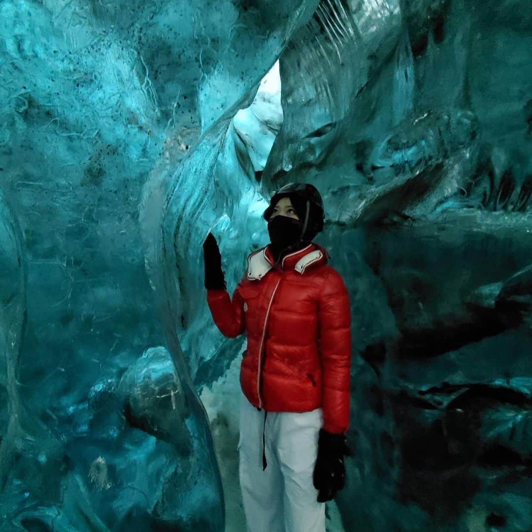 原田まりるのインスタグラム：「明けましておめでとうございます🎍 昨年はお世話になりました🙏 今年はもっと人に優しくきちんと皆様と向き合っていける年にしたいです。本年もよろしくお願いいたします！ 雨風でスマホが水没するというハプニングがありながら今日は氷の洞窟に行ってきました。冬季だけ出来る自然現象とのこと。自然は芸術家的ですね。#iceland #氷の洞窟 #superblue #icecave」