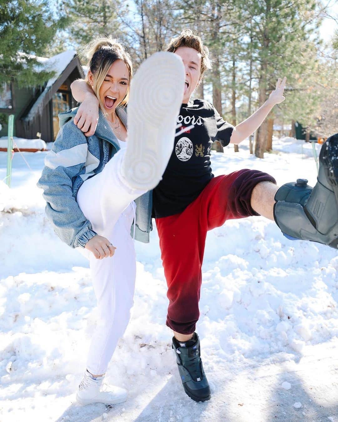 アリーシャ・マリーさんのインスタグラム写真 - (アリーシャ・マリーInstagram)「get u some friends who don’t take life too seriously ♡  ps..tag ur bffs @ryan_murphy95 ❄️💞✌🏻 #bigbearlake #bigbear #snow #winterfashion #friends」1月3日 2時57分 - alisha