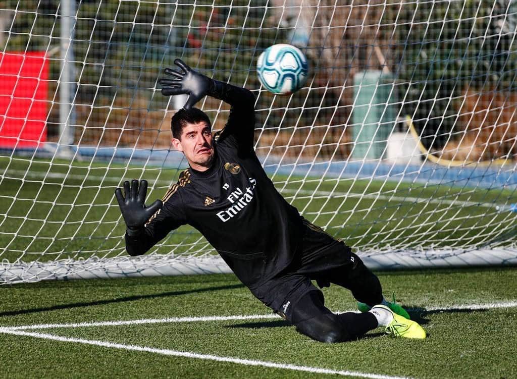 ティボ・クルトゥワのインスタグラム：「🔜 @laliga #HalaMadrid」