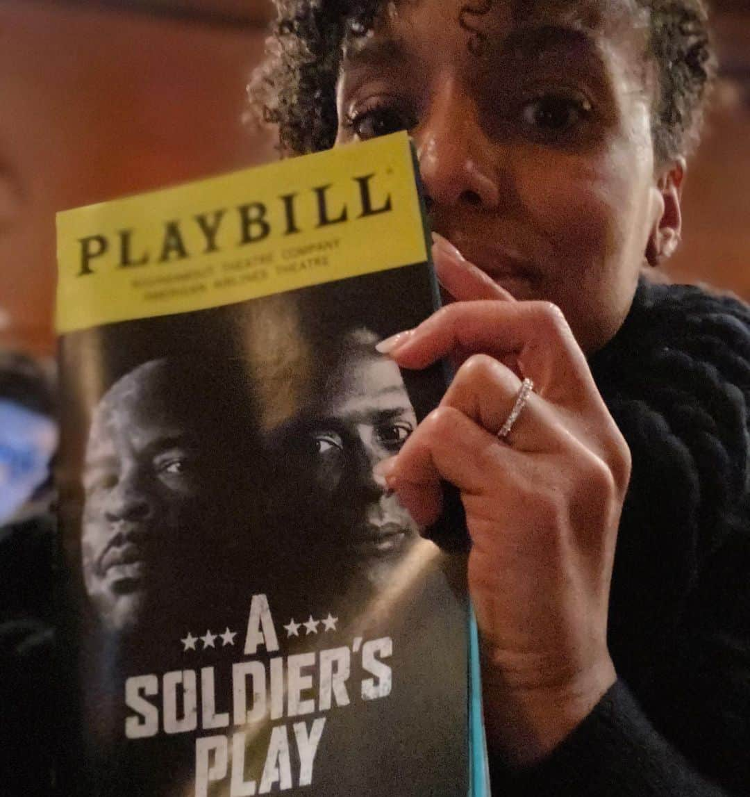 ケリー・ワシントンさんのインスタグラム写真 - (ケリー・ワシントンInstagram)「#AboutLastNight First night of the year AKA bring your goofy wife to work night at #ASoldiersPlay! 🤣😍🎭🤓」1月3日 3時16分 - kerrywashington