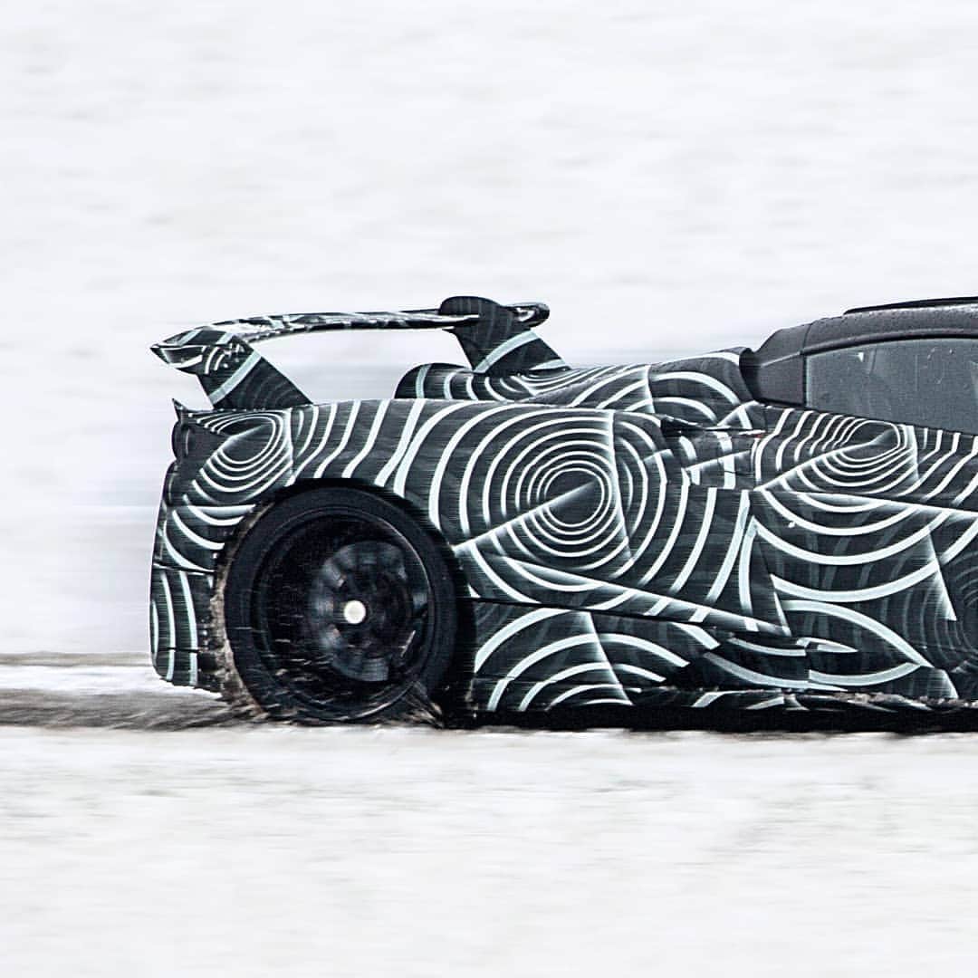 パガーニ・アウトモビリのインスタグラム：「Uncompromising safety, total control and top performance, regardless of weather and driving dynamics. All of this is the basis of the @pirelli SottoZero tires, specifically designed for the Roadster BC.  #pagani #huayra #roadsterbc #sottozero @pirelliusa」