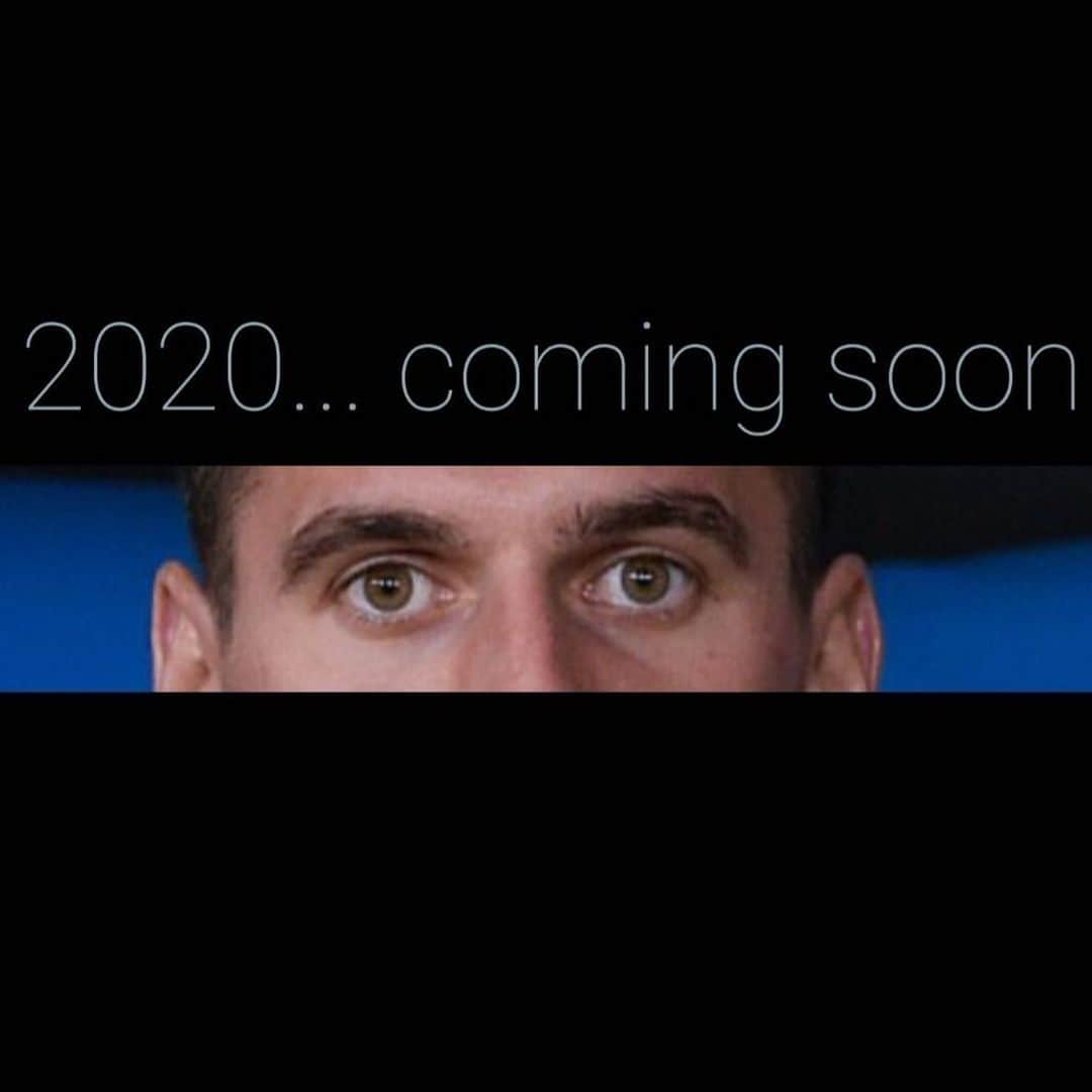 アルカディウシュ・ミリクのインスタグラム：「2010-2020: dieci anni che mi hanno portato ad essere quello che sono oggi, tra sudore, gol, gioie e dolori. Sono pronto per scrivere pagine nuove, speriamo vincenti, insieme a voi...ricominciamo 💪  2010-2020: ten years that bring me to be what I am today among sweat, goals, joys and sorrows. I'm ready to write new pages, hopefully winners, together with you ... let's start again 💪  2010 - 2020. 10 lat, które doprowadziły mnie tu gdzie jestem dzisiaj. Piękne gole, radość, ale również smutek. Jestem gotów, by dalej kreować swoją historię, mam nadzieję pełną zwycięstw razem z Wami. Zaczynamy znów!🙌💪」