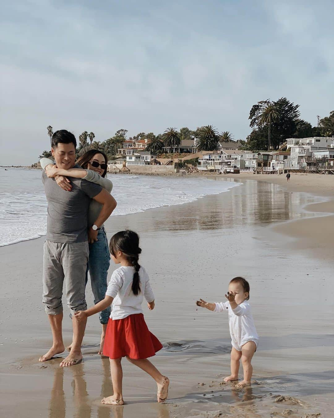 クリッセル・リムさんのインスタグラム写真 - (クリッセル・リムInstagram)「We had no plans going to the beach. But of course when Chloé and colette saw the water they just ran in without asking! I started worrying about how it’s going to get so messy, we don’t have swim suits, no change of clothes, no sunscreen, etc. but I said f*ck it.... let’s go. And we had THE best time. Probably my favorite moments ever as a family. I was reminded that no matter how much I try to plan and prepare for perfect moments, it's the unexpected moments that usually end up being the most special. I'm learning to let go of my plans and expectations, and instead be present and live in the moment. There’s so much joy and meaning that can only be found in the small unplanned moments. ⭐️」1月3日 3時26分 - chrisellelim