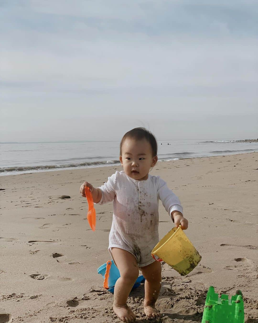 クリッセル・リムさんのインスタグラム写真 - (クリッセル・リムInstagram)「We had no plans going to the beach. But of course when Chloé and colette saw the water they just ran in without asking! I started worrying about how it’s going to get so messy, we don’t have swim suits, no change of clothes, no sunscreen, etc. but I said f*ck it.... let’s go. And we had THE best time. Probably my favorite moments ever as a family. I was reminded that no matter how much I try to plan and prepare for perfect moments, it's the unexpected moments that usually end up being the most special. I'm learning to let go of my plans and expectations, and instead be present and live in the moment. There’s so much joy and meaning that can only be found in the small unplanned moments. ⭐️」1月3日 3時26分 - chrisellelim