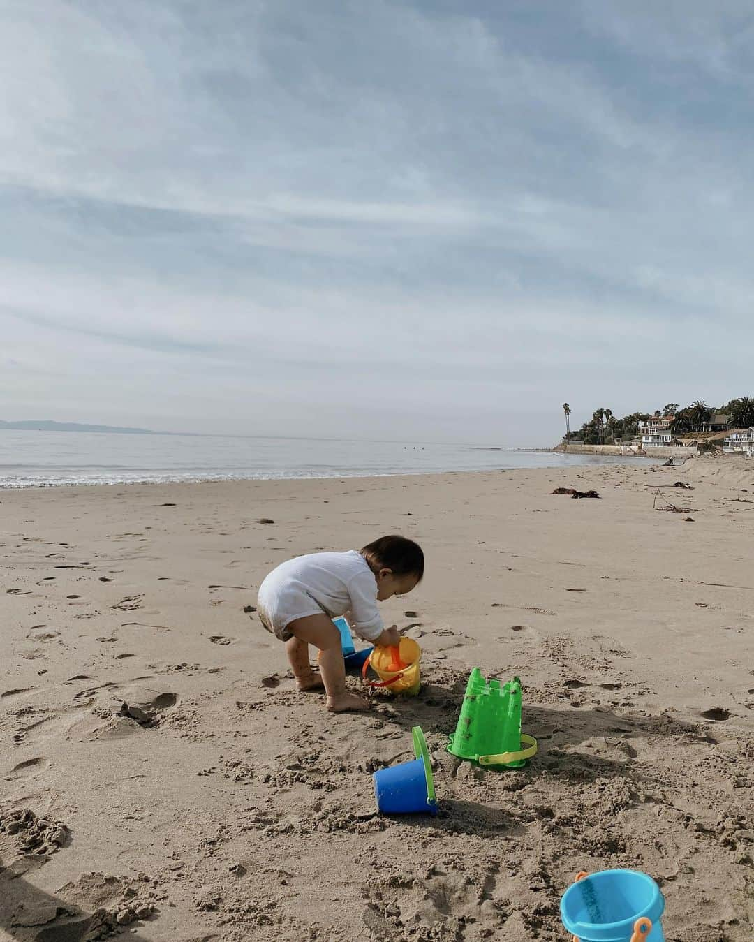 クリッセル・リムさんのインスタグラム写真 - (クリッセル・リムInstagram)「We had no plans going to the beach. But of course when Chloé and colette saw the water they just ran in without asking! I started worrying about how it’s going to get so messy, we don’t have swim suits, no change of clothes, no sunscreen, etc. but I said f*ck it.... let’s go. And we had THE best time. Probably my favorite moments ever as a family. I was reminded that no matter how much I try to plan and prepare for perfect moments, it's the unexpected moments that usually end up being the most special. I'm learning to let go of my plans and expectations, and instead be present and live in the moment. There’s so much joy and meaning that can only be found in the small unplanned moments. ⭐️」1月3日 3時26分 - chrisellelim