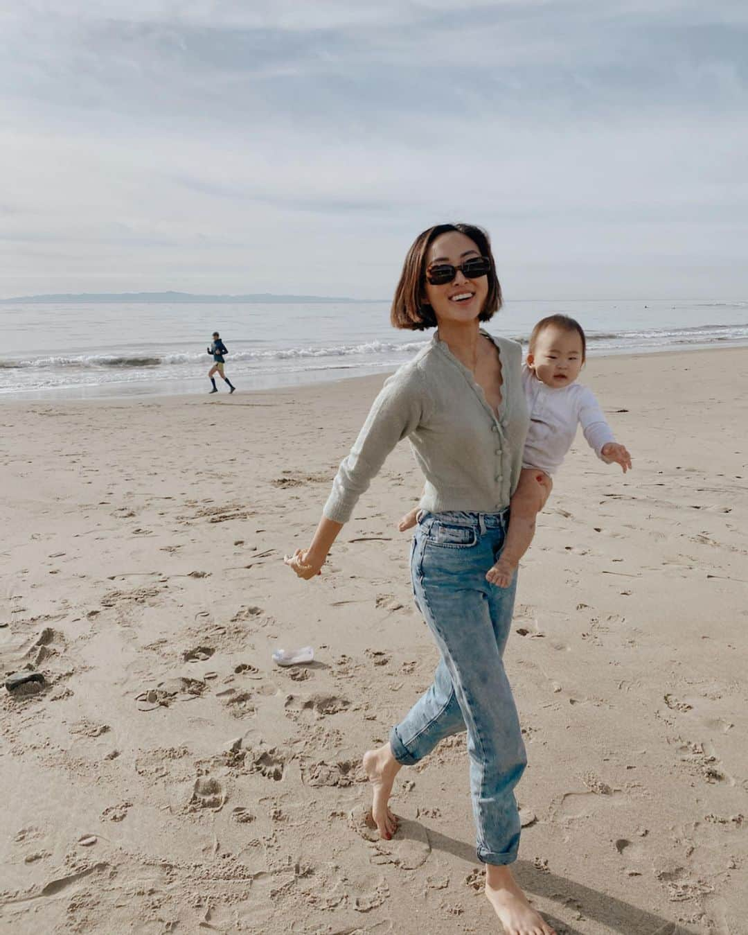 クリッセル・リムさんのインスタグラム写真 - (クリッセル・リムInstagram)「We had no plans going to the beach. But of course when Chloé and colette saw the water they just ran in without asking! I started worrying about how it’s going to get so messy, we don’t have swim suits, no change of clothes, no sunscreen, etc. but I said f*ck it.... let’s go. And we had THE best time. Probably my favorite moments ever as a family. I was reminded that no matter how much I try to plan and prepare for perfect moments, it's the unexpected moments that usually end up being the most special. I'm learning to let go of my plans and expectations, and instead be present and live in the moment. There’s so much joy and meaning that can only be found in the small unplanned moments. ⭐️」1月3日 3時26分 - chrisellelim