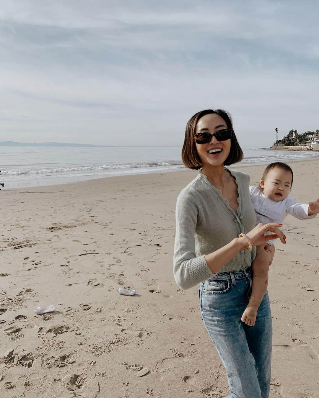 クリッセル・リムさんのインスタグラム写真 - (クリッセル・リムInstagram)「We had no plans going to the beach. But of course when Chloé and colette saw the water they just ran in without asking! I started worrying about how it’s going to get so messy, we don’t have swim suits, no change of clothes, no sunscreen, etc. but I said f*ck it.... let’s go. And we had THE best time. Probably my favorite moments ever as a family. I was reminded that no matter how much I try to plan and prepare for perfect moments, it's the unexpected moments that usually end up being the most special. I'm learning to let go of my plans and expectations, and instead be present and live in the moment. There’s so much joy and meaning that can only be found in the small unplanned moments. ⭐️」1月3日 3時26分 - chrisellelim