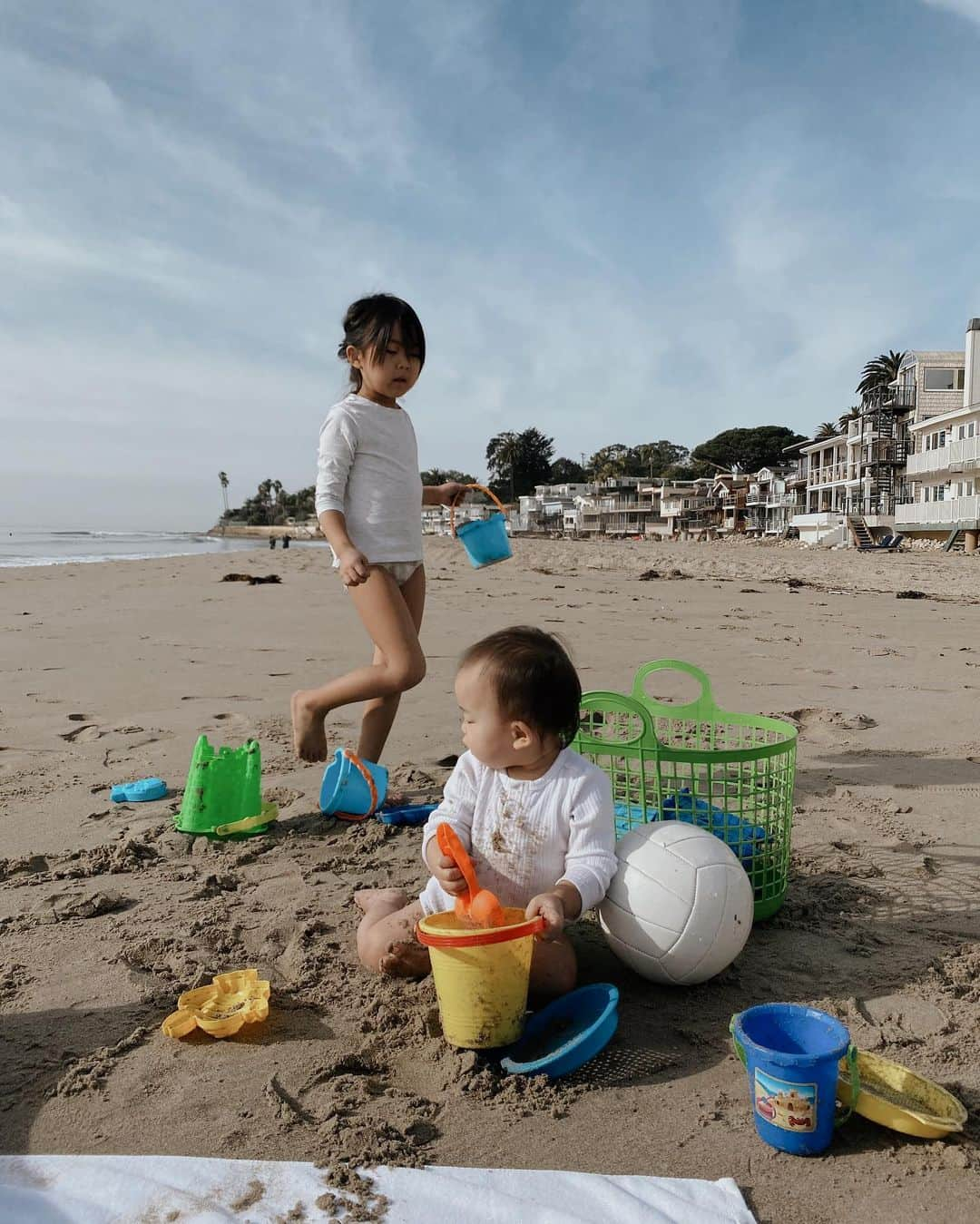 クリッセル・リムさんのインスタグラム写真 - (クリッセル・リムInstagram)「We had no plans going to the beach. But of course when Chloé and colette saw the water they just ran in without asking! I started worrying about how it’s going to get so messy, we don’t have swim suits, no change of clothes, no sunscreen, etc. but I said f*ck it.... let’s go. And we had THE best time. Probably my favorite moments ever as a family. I was reminded that no matter how much I try to plan and prepare for perfect moments, it's the unexpected moments that usually end up being the most special. I'm learning to let go of my plans and expectations, and instead be present and live in the moment. There’s so much joy and meaning that can only be found in the small unplanned moments. ⭐️」1月3日 3時26分 - chrisellelim