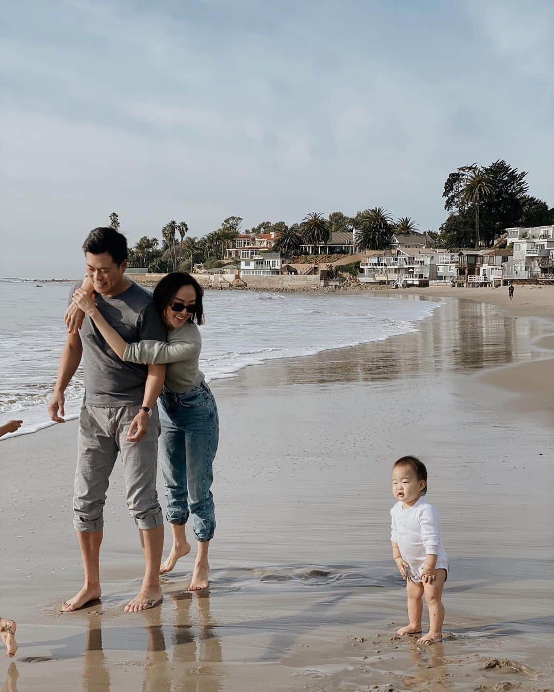 クリッセル・リムさんのインスタグラム写真 - (クリッセル・リムInstagram)「We had no plans going to the beach. But of course when Chloé and colette saw the water they just ran in without asking! I started worrying about how it’s going to get so messy, we don’t have swim suits, no change of clothes, no sunscreen, etc. but I said f*ck it.... let’s go. And we had THE best time. Probably my favorite moments ever as a family. I was reminded that no matter how much I try to plan and prepare for perfect moments, it's the unexpected moments that usually end up being the most special. I'm learning to let go of my plans and expectations, and instead be present and live in the moment. There’s so much joy and meaning that can only be found in the small unplanned moments. ⭐️」1月3日 3時26分 - chrisellelim