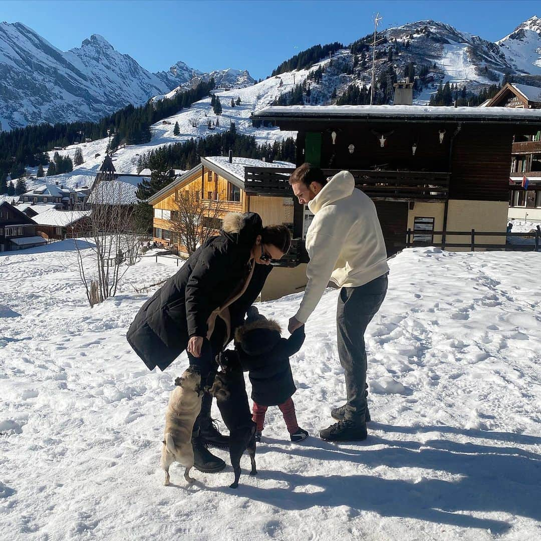 トビアス・ジッペルさんのインスタグラム写真 - (トビアス・ジッペルInstagram)「Frohes neues Jahr wünsche ich euch allen 🎊🍾🙌🏼 und Tschüss Mürren 🇨🇭 bis bald ✌🏼☺️ vielen lieben Dank @jerome_schramm & @ines.amalia.k für die schöne Zeit bei euch 🙌🏼🍾 #happynewyear #2020 #mürren #Schweiz #blackandbeige #family #lenniontour #urlaub #holidays @sandra.martha.s @black_and_beige」1月3日 3時27分 - tobsen_21