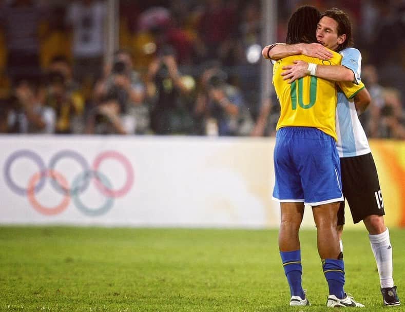 FIFAワールドカップさんのインスタグラム写真 - (FIFAワールドカップInstagram)「2020 is an @olympics year 🎉 🇯🇵 #TBT to when @ronaldinho & @leomessi faced off in the #Beijing2008 semi-final. 🇦🇷@afaseleccion would go on to claim gold🥇. . . . #messi #ronaldinho #respect #olympics #beijing #throwbackthursday」1月3日 3時28分 - fifaworldcup