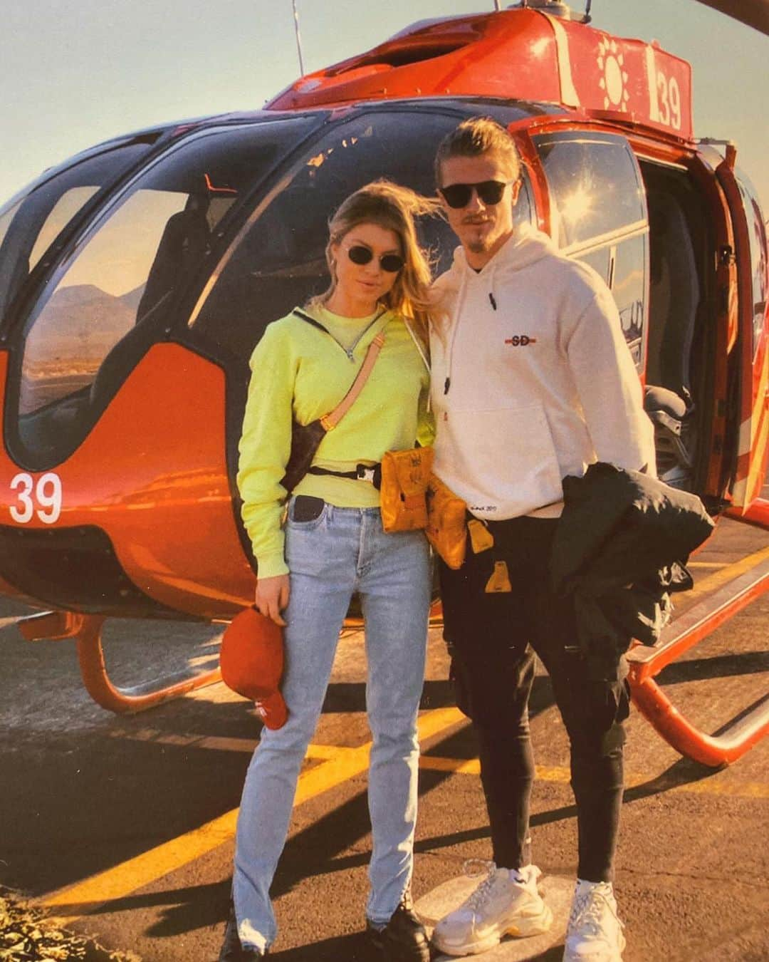 ティン・イェドバイのインスタグラム：「🏜🌄🚁」