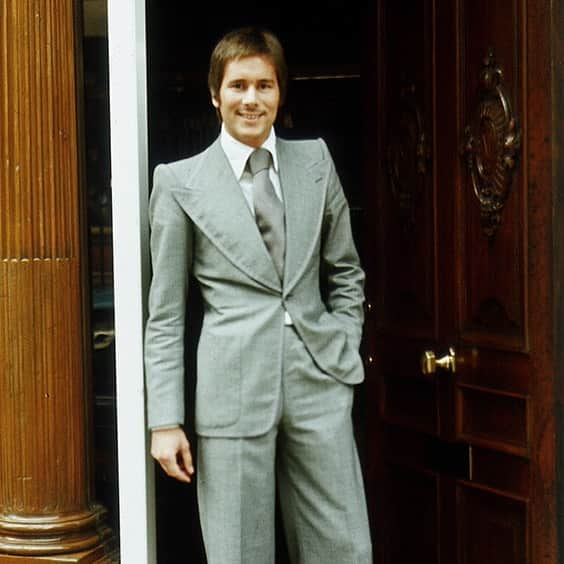 エドワード セクストンさんのインスタグラム写真 - (エドワード セクストンInstagram)「Tommy photographed in the doorway of the Nutter’s of Savile Row in 1971. Narrow exaggerated shoulders, fearless lapels and a nipped-in waist. The Sexton cut since day one. .  #FromTheArchive #TommyNutter #EdwardSexton #1970sFashion #BespokeTailoring #RetroStyle #BritishStyle #TheSextonLook」1月2日 18時53分 - edwardsexton