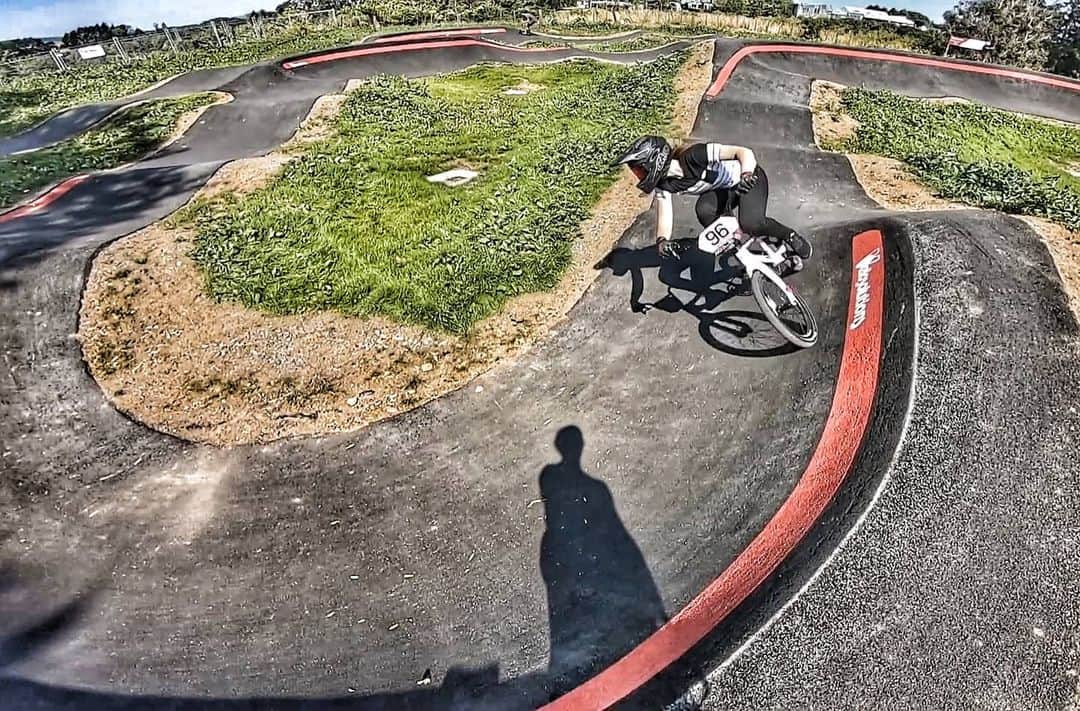 サラ・ウォーカーのインスタグラム：「New places to play! Fun afternoon at the local pump track. 📷: @lauraasmulders」