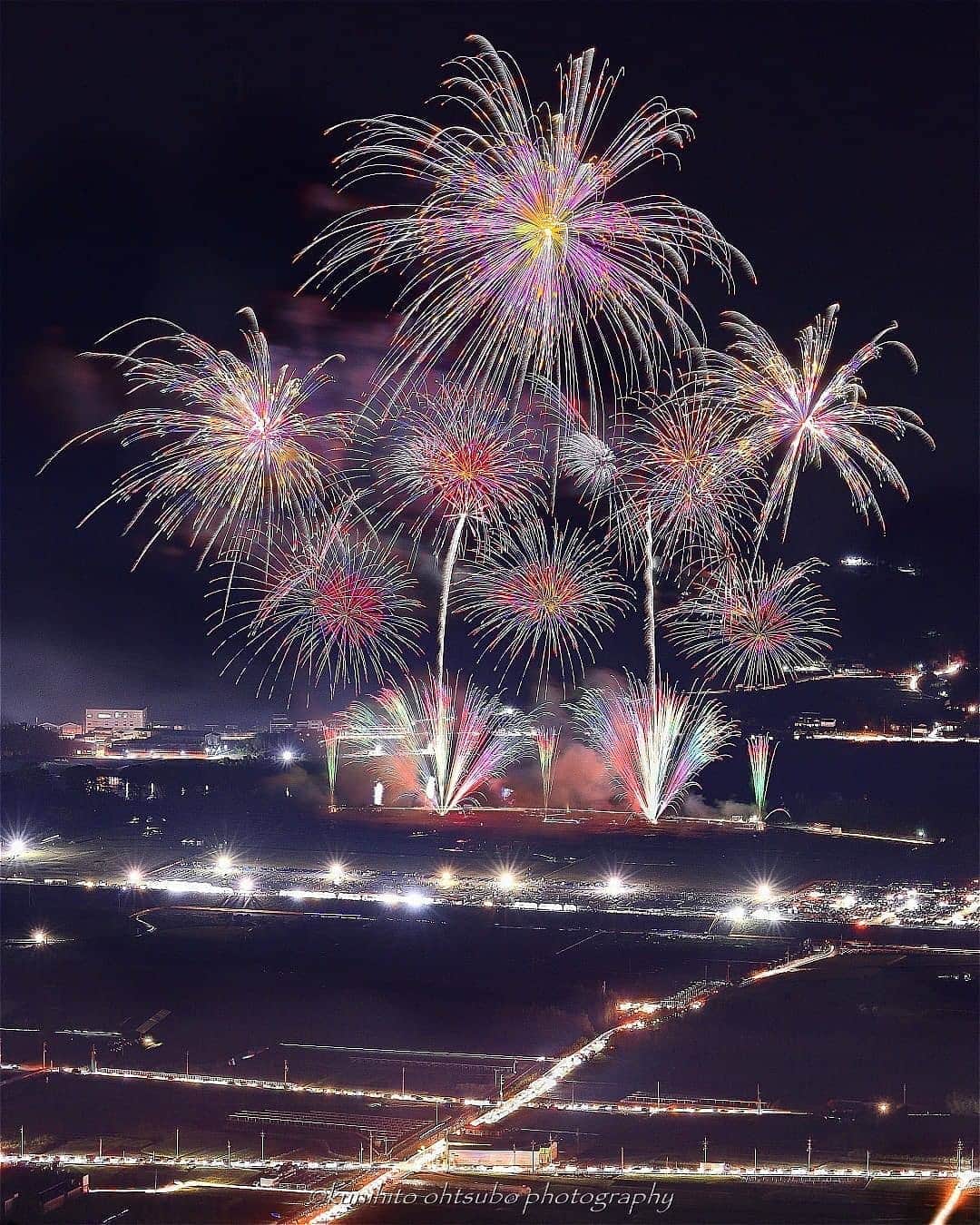 Canon Asiaのインスタグラム：「A beautiful image evokes more senses than just the sight alone. Like this stunning fireworks photography by @kunihito_ohtsubo, there is almost a realistic sensation of being able to hear the sound of the flare, the bang and the celebratory atmosphere of that moment. Can you feel it? . 📷 Image by @kunihito_ohtsubo shot using the Canon EOS 7D Mark II | EF100-400mm f/4.5-5.6L IS II USM | f/14 | ISO 100 | 17s | 160mm . Want your photos to be featured too? Tag them with #canonasia or submit them on My Canon Story, link in bio! . #canonasia #photography #fireworks #fireworksphotography #colours #eos7D #MarkII #travel #travelphotography #Japan #NishiAwa #Festival #ChuShikoku #Tokushima」