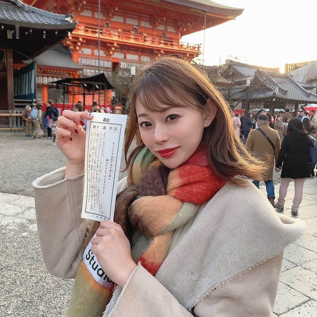 karen okajimaさんのインスタグラム写真 - (karen okajimaInstagram)「ㅤㅤㅤ  大好きな八坂神社❤️⛩ ㅤㅤㅤ  昨日引いた御籤は吉やったのに、 今日は半吉で半分減っちゃった(๑>؂•̀๑)ﾃﾍﾍﾟﾛ 笑  ㅤㅤㅤ #八坂神社 #御籤 #おみくじ #吉 #半吉  #次は末吉か  #昨日はお賽銭100円で今日は50円やったからか #ちょうど半分やん #神様は見てる #すいませんでした  #岡島かれん #初詣」1月2日 18時55分 - karenokajima0318