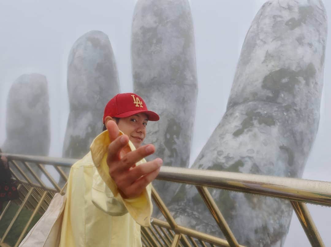 アイス・サランユーさんのインスタグラム写真 - (アイス・サランユーInstagram)「Just.. Let me hold your hand🖐 ในวันที่ฝนตก หมอกหนา ฝูงชนแน่นหนา เต็มสะพาน  Here is the best shot i got 😁 #Goldenhands #Danang  #Vietnam #icesarunyuaroundtheworld」1月2日 19時11分 - icesarunyu