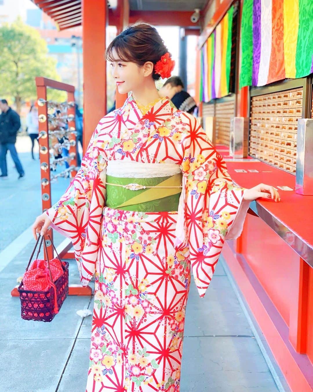蓼沼綾さんのインスタグラム写真 - (蓼沼綾Instagram)「✔︎ 🌸𝑶𝑲𝑰𝑴𝑶𝑵𝑶👘 ・ 目にも鮮やかな紅色🌹 刺繍襟やチュール、帯締めなど あれこれコーディネートするのも楽しみのひとつ。 ・ お着物は所作がしなやかになり 自然と背筋がピンとなります✨ 晴れの日に素敵な思い出が出来て 幸せいっぱいの1日でした🌸 お付き合いしてくれたいっちゃん🍓 ご協力下さった梨花和服( @rikawafuku )さん ありがとうございました🌸 ・ これから初詣などでおでかけされる方。 この時期のお着物はスパッツやヒートテックで 寒さ対策万全で楽しんで下さいね🌸 ・　 4色団子は浅草寺商店街の一角にあります。 苺が目印！🍓 ・ ・ #rikawafuku #梨花和服#レンタル着物 #お正月#初詣#お着物#kimono#浅草#asakusa#sensojitemple #振袖#和装ヘア#着物ヘアアレンジ #2020年 #令和二年#4色団子 #3色団子」1月2日 19時06分 - tadeaya