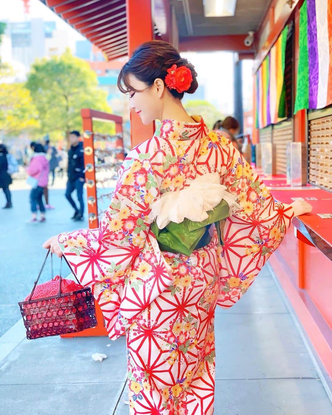 蓼沼綾さんのインスタグラム写真 - (蓼沼綾Instagram)「✔︎ 🌸𝑶𝑲𝑰𝑴𝑶𝑵𝑶👘 ・ 目にも鮮やかな紅色🌹 刺繍襟やチュール、帯締めなど あれこれコーディネートするのも楽しみのひとつ。 ・ お着物は所作がしなやかになり 自然と背筋がピンとなります✨ 晴れの日に素敵な思い出が出来て 幸せいっぱいの1日でした🌸 お付き合いしてくれたいっちゃん🍓 ご協力下さった梨花和服( @rikawafuku )さん ありがとうございました🌸 ・ これから初詣などでおでかけされる方。 この時期のお着物はスパッツやヒートテックで 寒さ対策万全で楽しんで下さいね🌸 ・　 4色団子は浅草寺商店街の一角にあります。 苺が目印！🍓 ・ ・ #rikawafuku #梨花和服#レンタル着物 #お正月#初詣#お着物#kimono#浅草#asakusa#sensojitemple #振袖#和装ヘア#着物ヘアアレンジ #2020年 #令和二年#4色団子 #3色団子」1月2日 19時06分 - tadeaya