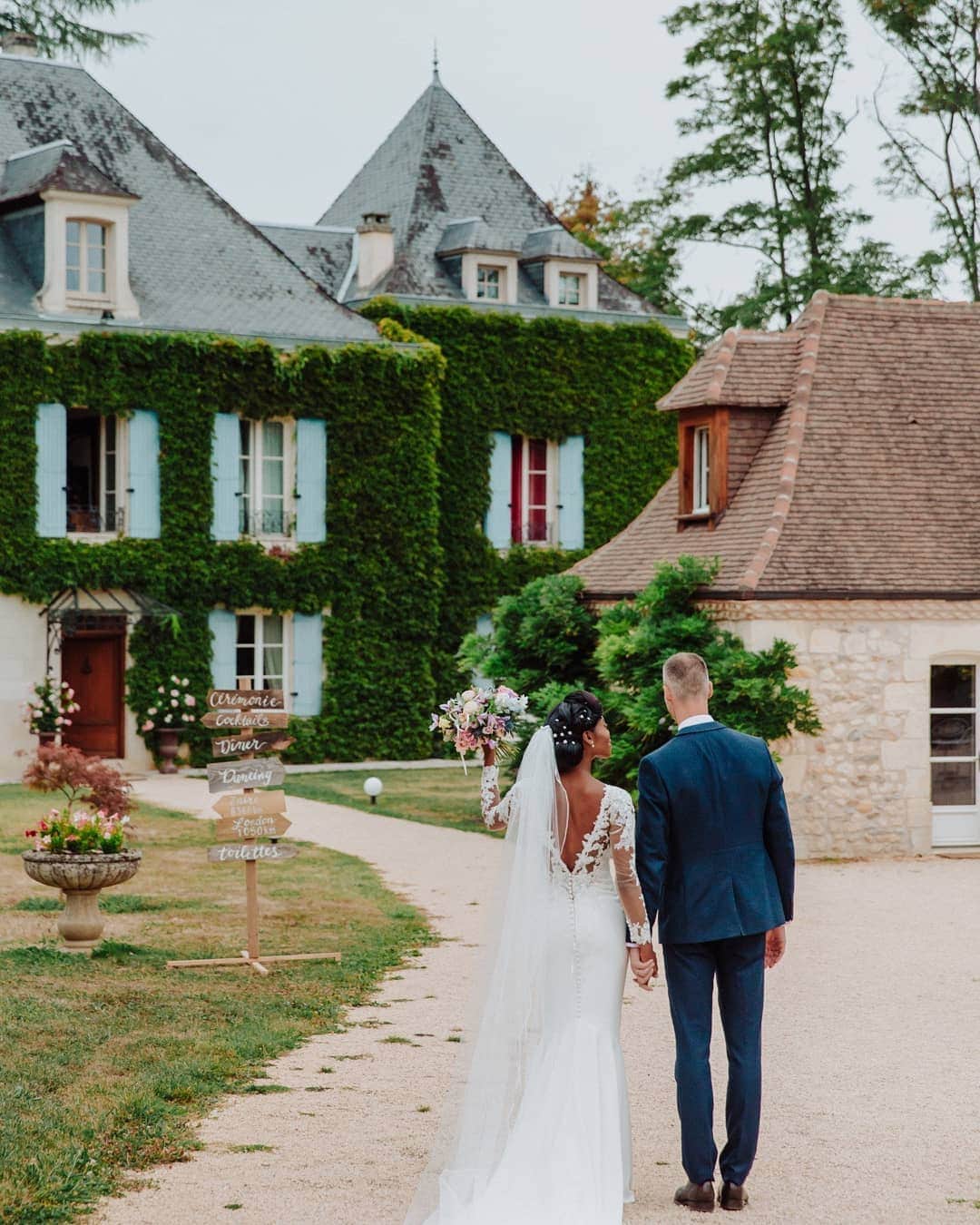 Pronoviasさんのインスタグラム写真 - (PronoviasInstagram)「One of our beautiful #PronoviasBrides who got married in Domaine, France. She customized her dress to have it backless! Boutique: @teokath  Photo: @mya_photography_ ✨  Discover our upcoming in store events on the link in bio and book your appointment.」1月2日 19時08分 - pronovias