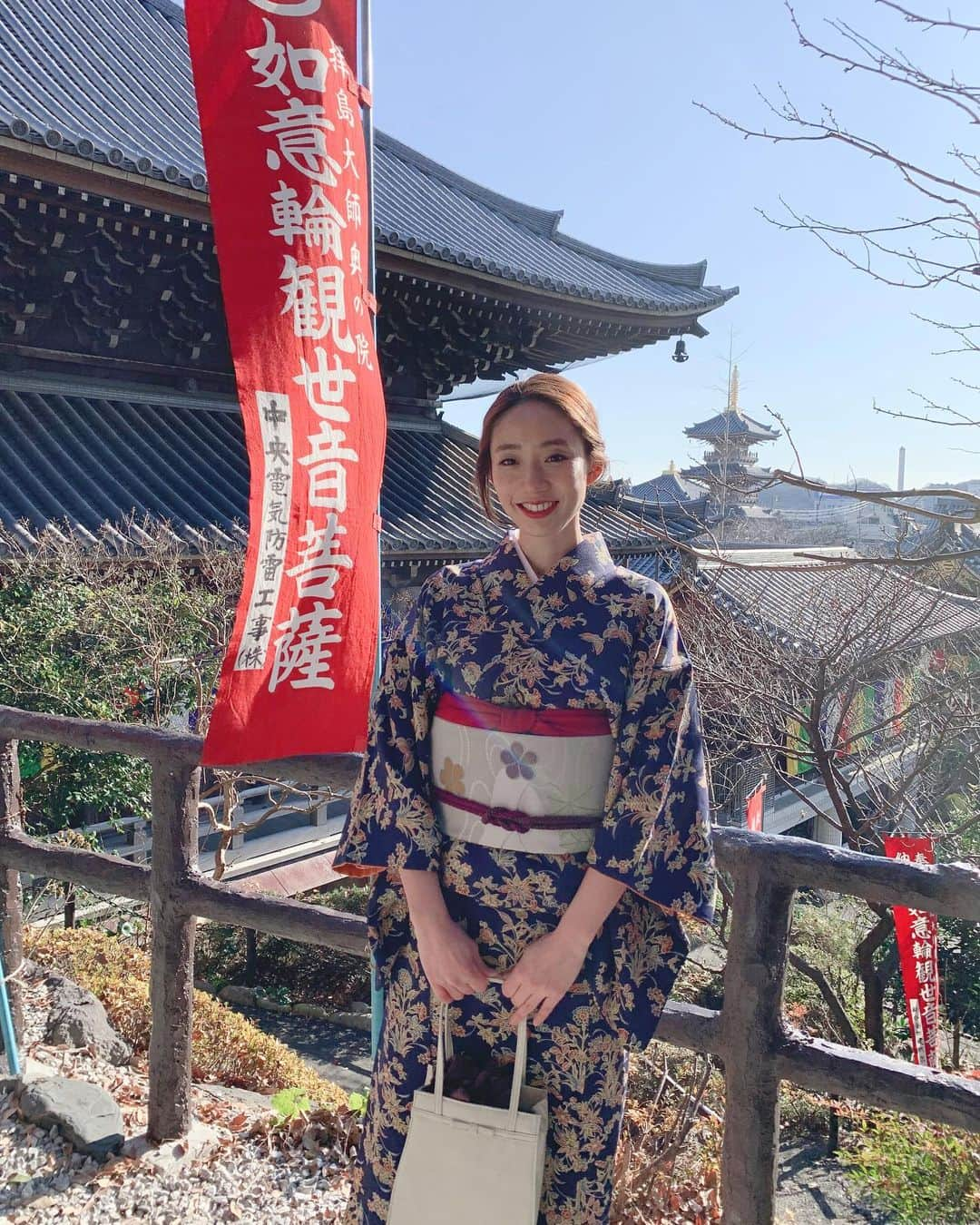 sayoko_betseyさんのインスタグラム写真 - (sayoko_betseyInstagram)「A Happy New Year🎍﻿ ﻿ ﻿ 今年は久々に実家で過ごすお正月﻿ 東京ってやっぱりモチベーションの上がる街🗼﻿ ﻿ ﻿ 最近の私事をひと言でまとめると、、、﻿ 2019年は破壊の年であるとすれば、﻿ 2020年は創出の年。﻿ ﻿ 一時的に落ち込んでた時もあったけど、2020年は新しい事どんどんやりたいという意欲がまた戻ってます。﻿ ﻿ 正直この状況で東京に戻らないという事に、周りは驚いてました。﻿ 東京にいれば、同じ感覚を持ってて刺激をくれる人が沢山いて、心地良い。﻿ でも私はこの感覚を持ち続けたままなら、どこに居ても楽しいし、﻿ お仕事やご縁が続く限りはやっぱり北海道にいたい☃️﻿ 自然が身近な場所で生活しながら、常に視野は広く生きられたら最高だと思うから。﻿ ﻿ ﻿ 今年はもっと地元と北海道を行き来できる、アグレッシブな人でいたいなぁ🐿﻿ そして旅にも行きたい♡﻿ 一緒に遊んでくれる人たち大歓迎です😘﻿ ﻿ 今年も宜しく❤️﻿ ﻿ #newyear #tokyo #hokkaido #kimono #新年 #着物 #東京 #北海道 #週末野心2020 #北海道に恋してる #しいたけ占い #明けましておめでとう」1月2日 19時08分 - sayoko_betsey