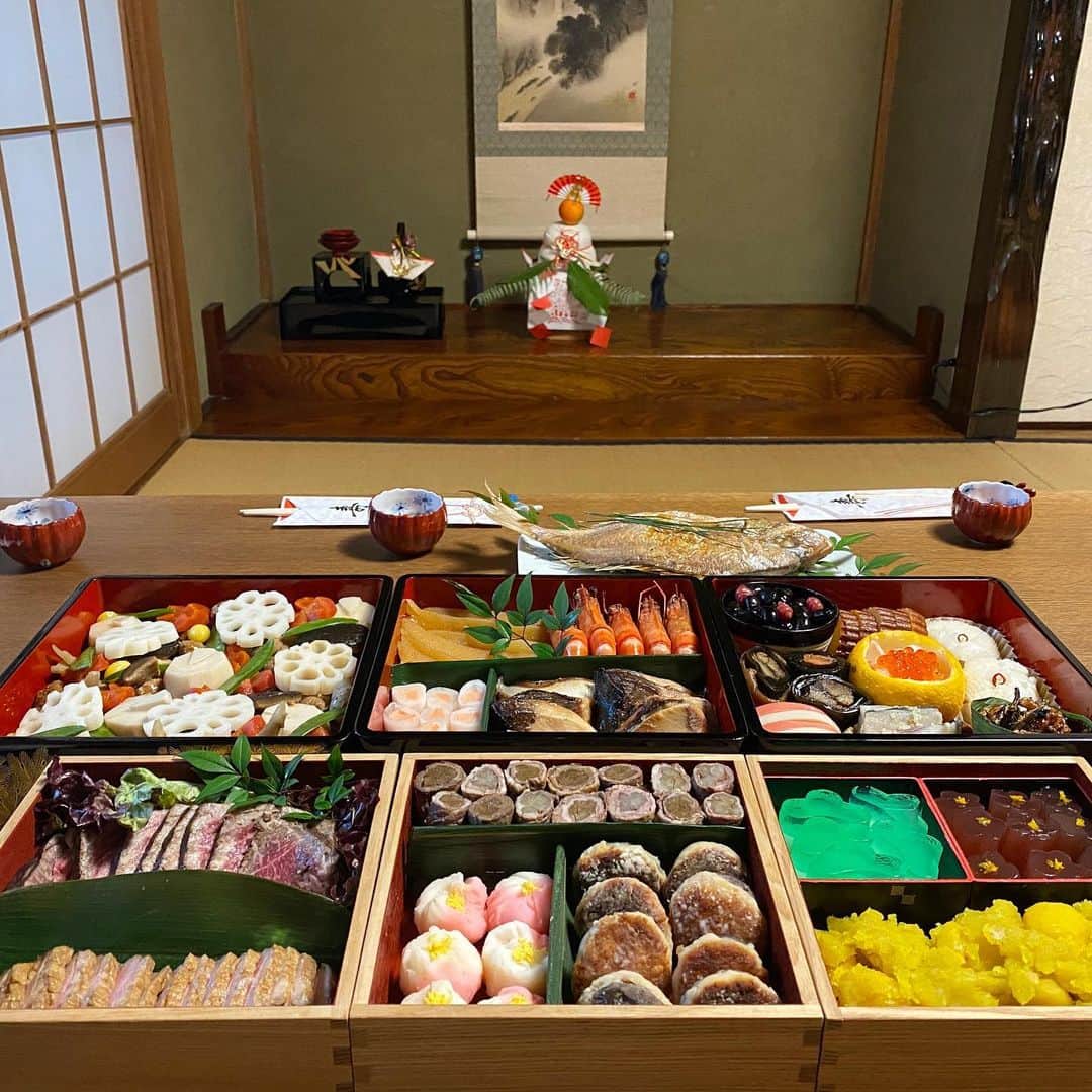 LEEさんのインスタグラム写真 - (LEEInstagram)「あけましておめでとうございます🎍 今年も実家で賑やかなお正月を過ごしています。  今年は仕事納めが1日早かったので、おせち料理作りにも余裕が。いつもより品数も増え、お重二つが埋まりました💕  黒豆ときんとんは以前LEEで紹介したワタナベマキさんのレシピ。三ヶ日過ぎたらきんとんは同じくマキさんレシピのチーズケーキに、黒豆は藤井恵さんの黒豆ゼリーにする予定。楽しみーー😋 ちなみにLEEwebの名作レシピで絶賛公開中なので、栗きんとんと黒豆が余った方はぜひチェックしてくださいね！  今年はLINEやインスタなどSNSも含め、よりいっそう更新をがんばっていきますので、LEEとLEEwebをよろしくお願いします🙇‍♀️（HT子）  #LEE1月号 も1/6まで発売中です #花カレンダー　 #バブアー　トートバッグの2大付録が ついてますのでお買い逃しなく！ #おせち　#おせち料理 #手作りおせち　#お正月 #松屋漆器店　#LEEマルシェ #ウォルナット重箱 #ワタナベマキ　#藤井恵 #magazinelee #LEEweb」1月2日 19時29分 - magazinelee