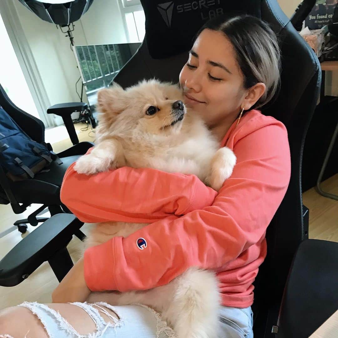 ローレン・ヤングのインスタグラム：「My baby boy is growing up!!! I can’t believe hes turning 7 this month!!! Thats 7 years full of hugs, kisses, endless begging for food and lots of pewp in between walks. He’s the reason why I survived the past 7 years, he got me through all my hard times and was there to celebrate all my milestones as well. Its amazing that even though we can’t communicate with words how much we understand each other and how much this little guy means to me. Love you buddddyyyyy!! You truly are your mamams bestfriend ❤️」