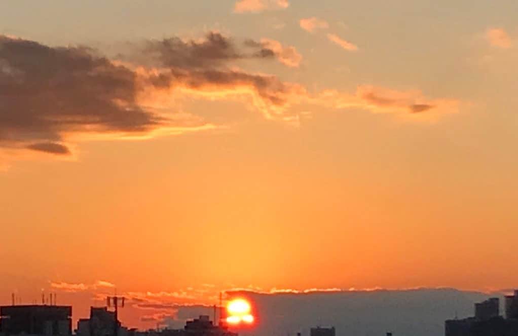 吉野史桜さんのインスタグラム写真 - (吉野史桜Instagram)「今年は初日の出、見られなかったけど、綺麗な夕焼けが見られました☺️✨ 元気でるね〜🌇🌆 #夕焼け #夕日」1月2日 19時23分 - shionyoshino