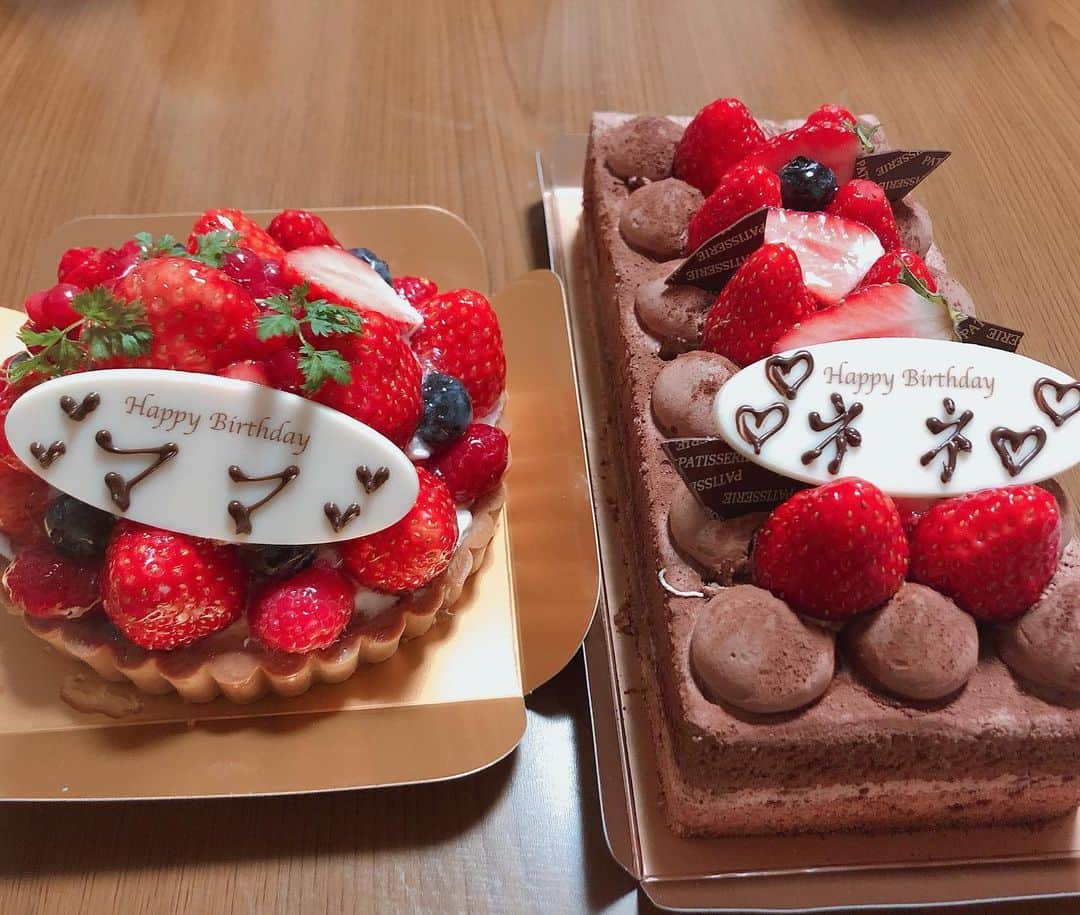 矢端名結さんのインスタグラム写真 - (矢端名結Instagram)「今日は母の誕生日🥰社会人になって初めて、当日お祝いできました🥂　 ちなみに、母は双子なので、叔母にあたるネネにもケーキ買ってきました💕 2人ともおめでとう㊗️ #コナ初めてケーキを見る#チョコナナ　#ケーキ　#誕生日　#おめでとう　#51歳」1月2日 19時31分 - miyu_yabata