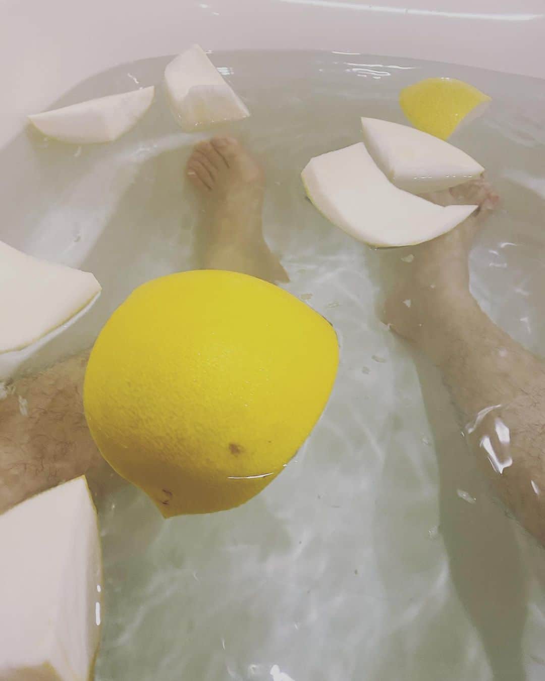 あべこうじさんのインスタグラム写真 - (あべこうじInstagram)「ㅤㅤㅤㅤㅤㅤㅤㅤㅤㅤㅤㅤㅤ 熊本のでっかいフルーツの皮を入れた 最高に香る風呂 正直早々リフレッシュ ㅤㅤㅤㅤㅤㅤㅤㅤㅤㅤㅤㅤㅤ #風呂 #熊本 #でっかい #フルーツ #あべこうじ #ハッピィ #あたたか #リフレッシュ」1月2日 19時36分 - abe_happy
