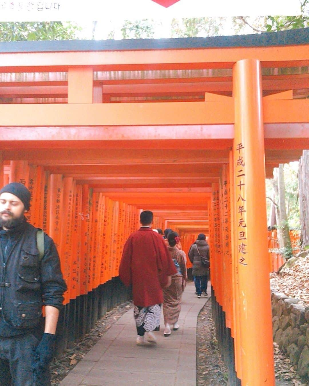 天舞音さらさんのインスタグラム写真 - (天舞音さらInstagram)「伏見稲荷へ初詣⛩ 京都に住んでるのに、 今まで行った事なかったの😳笑 めっちゃ綺麗だった！！ お参りの後は縁日でりんご飴 買って、ご機嫌で帰宅🍎  #fushimiinari #2020#初詣」1月2日 19時36分 - sara.amane