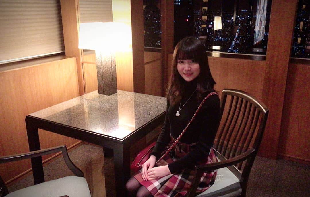千寛のインスタグラム：「昨日はお母さんのお誕生日でご飯を食べに行きました～🍴💕 最高だった～❤❤❤❤ #お母さん #happybirthday #最高 #幸せ #JC #夜景 #綺麗だった」