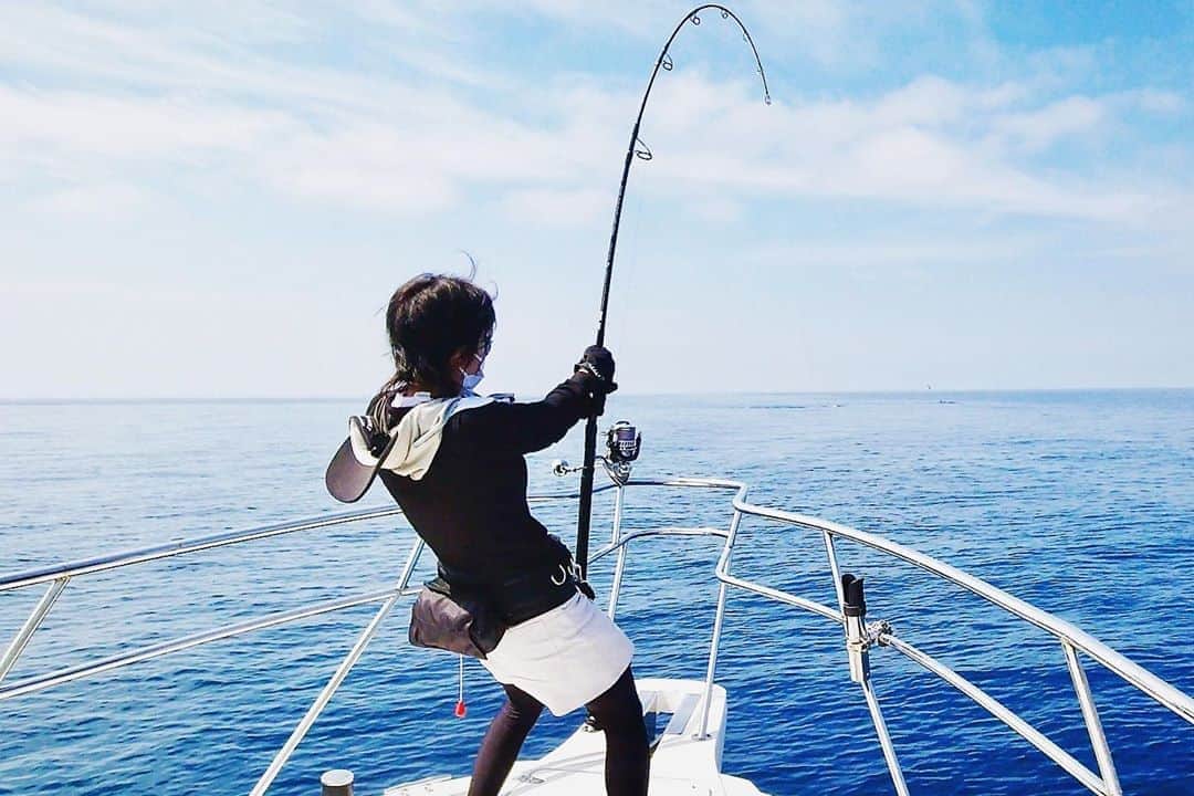スーパーナブラさんのインスタグラム写真 - (スーパーナブラInstagram)「． ． 年末年始といえばマグロ番組ですよね 松方さんとわたくしごとき🙉を津軽海峡で 修行させてくださった大間の船長が ３億のマグロを獲り大興奮したのも1年前！ (詳細は1年前のわたしのInstagramで) また初競りの時期がやってきて 漁師さんが活躍するマグロ番組放送前に わたしの秘蔵映像を期間限定で公開します！ ． 最高の船長と 最高の船 最高の天気に 最高の状態の津軽海峡 わたし以外のすべてが最高すぎて 出港すぐスーパーナブラが発生するとか 奇跡が起きてる現実に脳がついていかなくて 動作がグダクダで申し訳ありません😅 続編(3本目のマグロ)より まぁ普通に慣れてる感じのマグロファイトに 戻りますのでお許しを💦 ． でも、出港からクロマグロのスーパーナブラ発生までノーカットでお見せできる、多分釣り番組史上初の奇跡映像が撮れています ポンコツのわたしが一発で食わせておけば、もっと最高の映像になったのにと後悔しまくっています😭 ． ※ この船は遊漁船ではありません ※ 偉知郎さん、SOULSさんにご迷惑がかからぬよう どうかご配慮をお願いいたします🙇‍♀️ ※動画の映像は10年に1回経験できるかどうかの 異常に沸騰した津軽海峡の様子です ． 約10年前 偉知郎さんと児島玲子さんのマグロDVDを 撮影した年以来ぶりの異常沸騰です 普段はこんな簡単に釣れません マグロ釣りはじめたい人は 1本獲るまでとてつもない労力のご覚悟を😅 ． 最高の船長＝佐藤偉知郎 ルアーで キャスティングで スタンディングで クロマグロ(本マグロ)釣りを始めた人 マグロ釣りの第一人者です ． 船に釣り竿を固定せず もちろんファイティングチェアーもなし リールは糸巻量が限られたスピニングリール 相手は最大400キロのクロマグロ 場所は激流の津軽海峡 キハダ、GT、ブルーマーリン、他でどれだけ経験を積んでいても、一からやり直さねばならない究極の漁場 釣った魚はキロ1万円、1本100万円になることも… たまらない釣りで わたしの大好きな釣りを ご紹介させていただきました🙇‍♀️ ． ． 🎍おしらせ🎍 YouTubeにマグロ釣りの映像を投稿しました YouTube ➡︎ 「スーパーナブラ」で検索か Instagramの自己紹介欄中のURLから ぜひみてくださいね💕 ． #佐藤偉知郎#SOULS#青森#マグロ #東北#風景#海#温泉#旅館#ホテル#和食 #グルメ#露天風呂#足湯#GW#車中泊 #景色#釣り#ブラックバス#バス釣り #発見#おでかけ#女子旅#ツーリング#魚 #自然#釣り#釣りガール#YouTube#旅」1月2日 19時47分 - supernabura