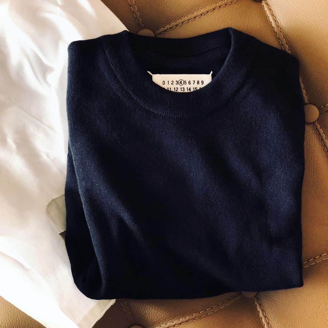 前田紀至子のインスタグラム：「今年最初の1着はベーシックなクルーネックのセーター。 #maisonmargiela」