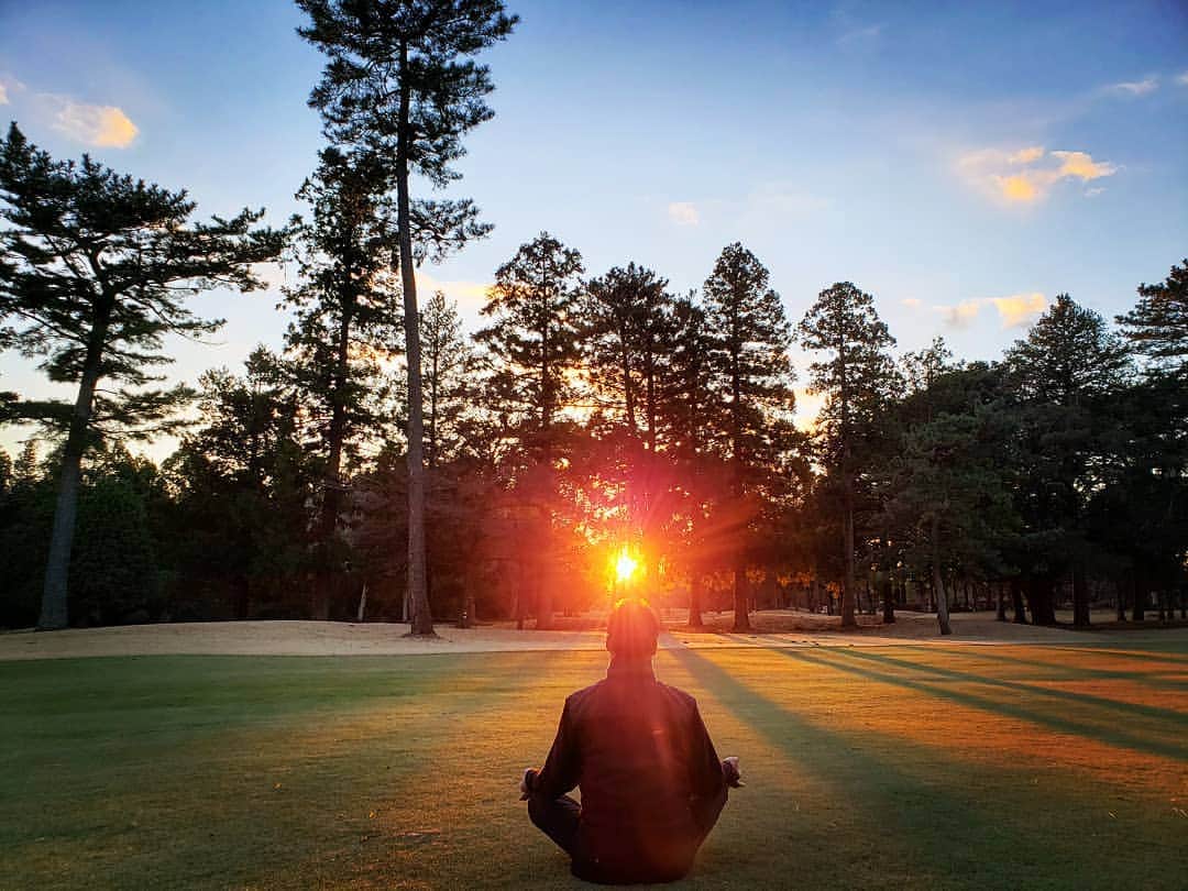 上杉隆さんのインスタグラム写真 - (上杉隆Instagram)「どこでも瞑想🧘‍♂️ #mindfullness #golf #sunset #inba #chiba #japan🇯🇵」1月2日 19時52分 - takashiuesugi