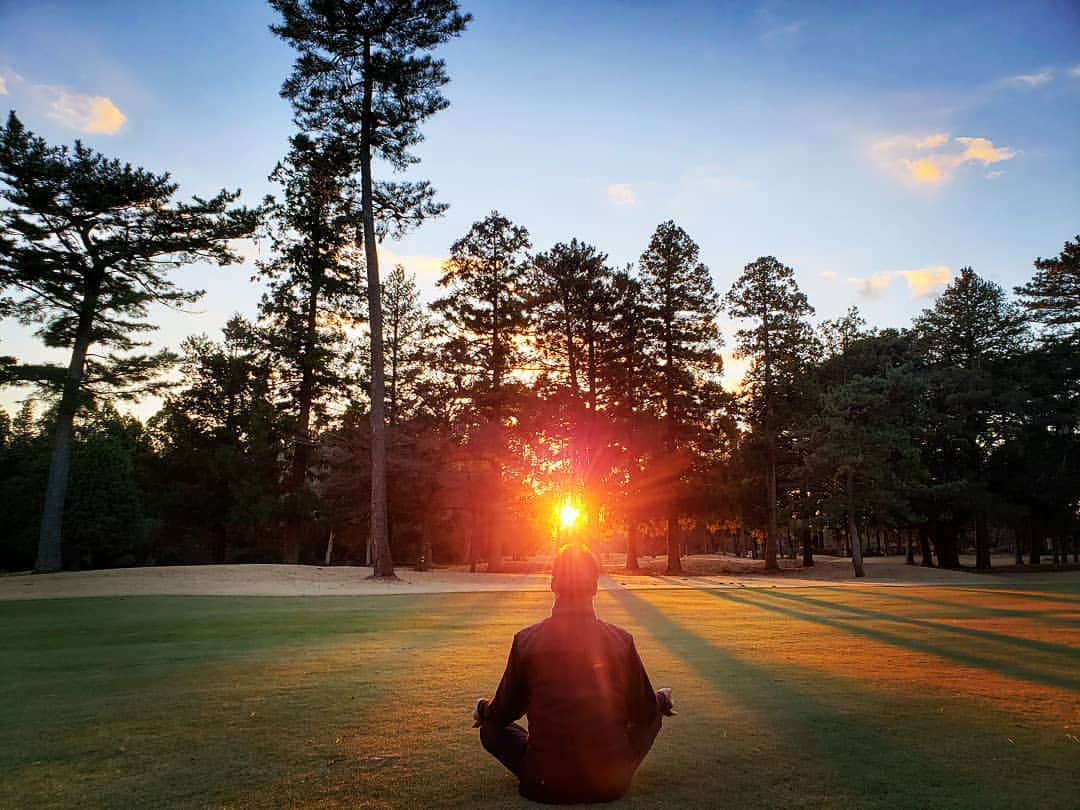 のインスタグラム：「どこでも瞑想🧘‍♂️ #mindfullness #golf #sunset #inba #chiba #japan🇯🇵」