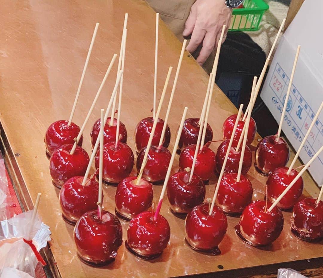 のインスタグラム：「お祭りと言えばりんご飴！！🍎」