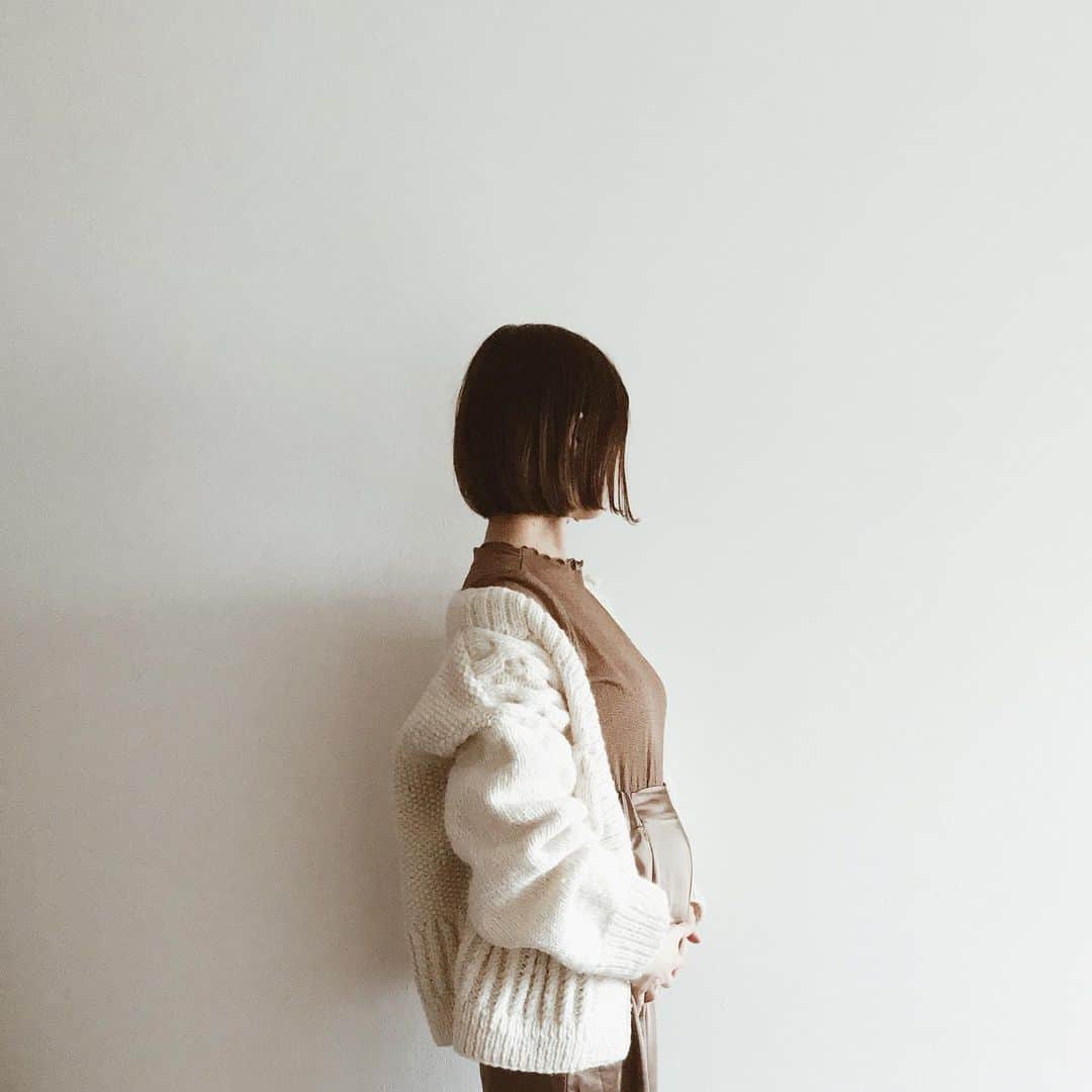 yuiさんのインスタグラム写真 - (yuiInstagram)「we're expecting a baby.  新年早々ではありますがご報告。 春に新しい命が誕生します🐣  授かるまでにもたくさんの苦労や涙があり、授かってからも初期でさっそく切迫流産で入院生活になったり、安定期に入ってからも要安静で何も出来ない日々が続き、なかなか試練の多い道のりでしたが、なんとかここまで大きくなりました◎ まだまだ油断はできないけど無事に生まれてくることだけを願いつつ、、やっとこさ人並みのマタニティライフを楽しめる余裕が少し出てきました。 さて、もうひとふんばり。会える日を楽しみに、今しかない時間を１秒１秒楽しもう🤰🏻♡」1月2日 19時58分 - __yyvvii