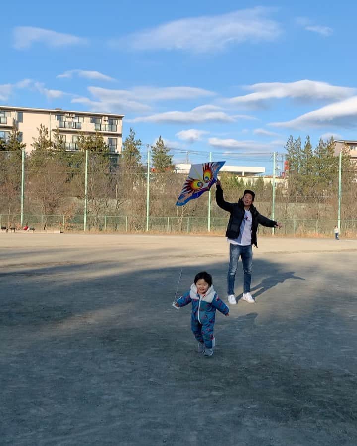 都倉賢のインスタグラム：「明けましておめでとうございます㊗️ ﻿ ﻿ 正月らしく凧揚げ。何十年ぶりにしたんだろう？！青く澄み切った空に浮かぶ凧は本当に綺麗でした。娘も初めての凧揚げに終始夢中😊﻿ ﻿ 最後は自分が一番はしゃいで半袖に。めちゃくちゃ良い運動だな👍﻿ ﻿ 風の抵抗を受け揚力を得て高く上がる凧を見て、2019年に沢山受けた向かい風を揚力へ変えてより高くより成長していきたいなと強く思いました！﻿ ﻿ 2020年も家族で力を合わせていきますので宜しくお願いします🤲﻿ ﻿ #返り咲きカウントダウン」